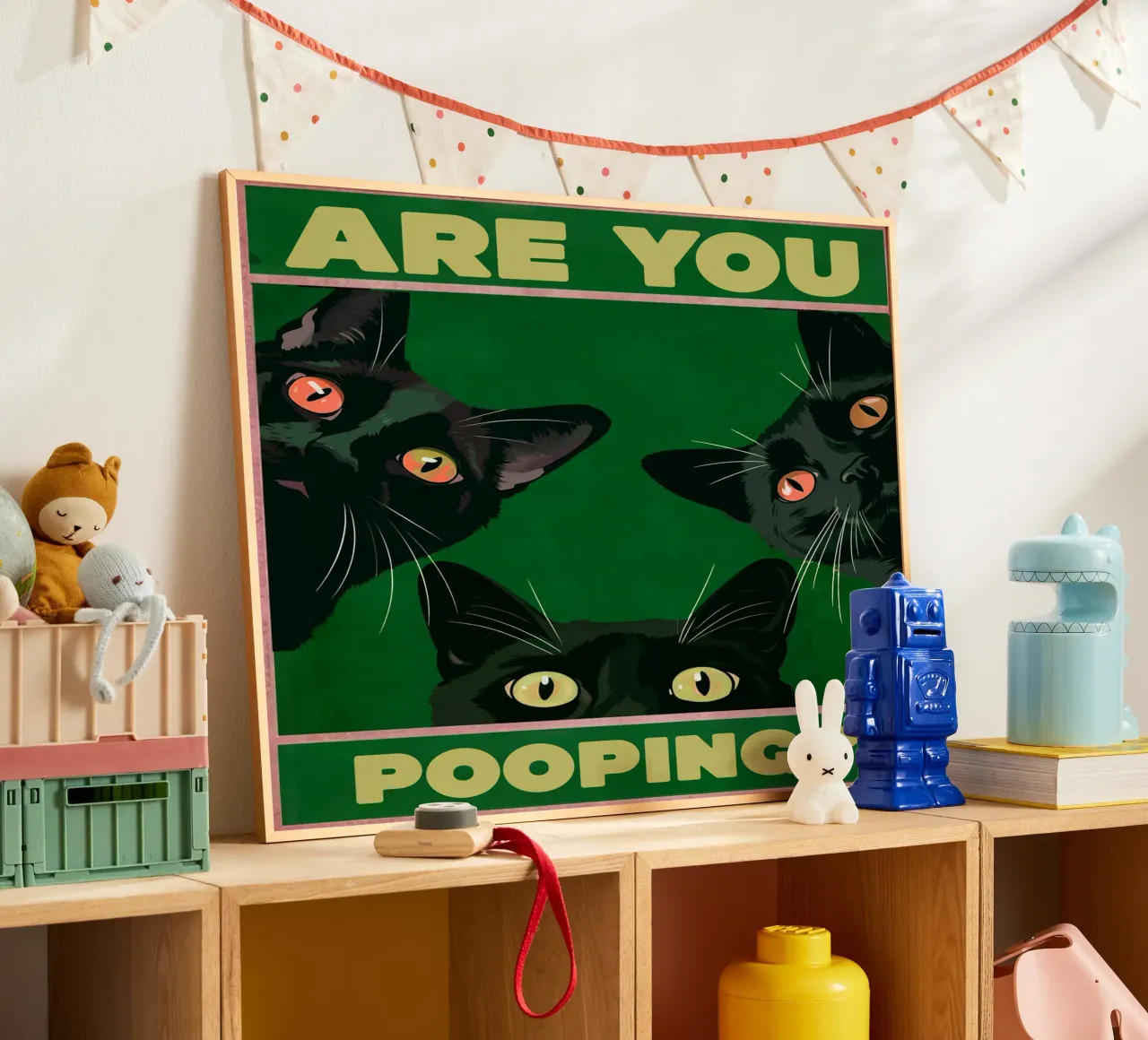Stai facendo la cacca? Gatti neri che sbirciano Bagno divertente poster con telaio in legno da Peaches Art Prints