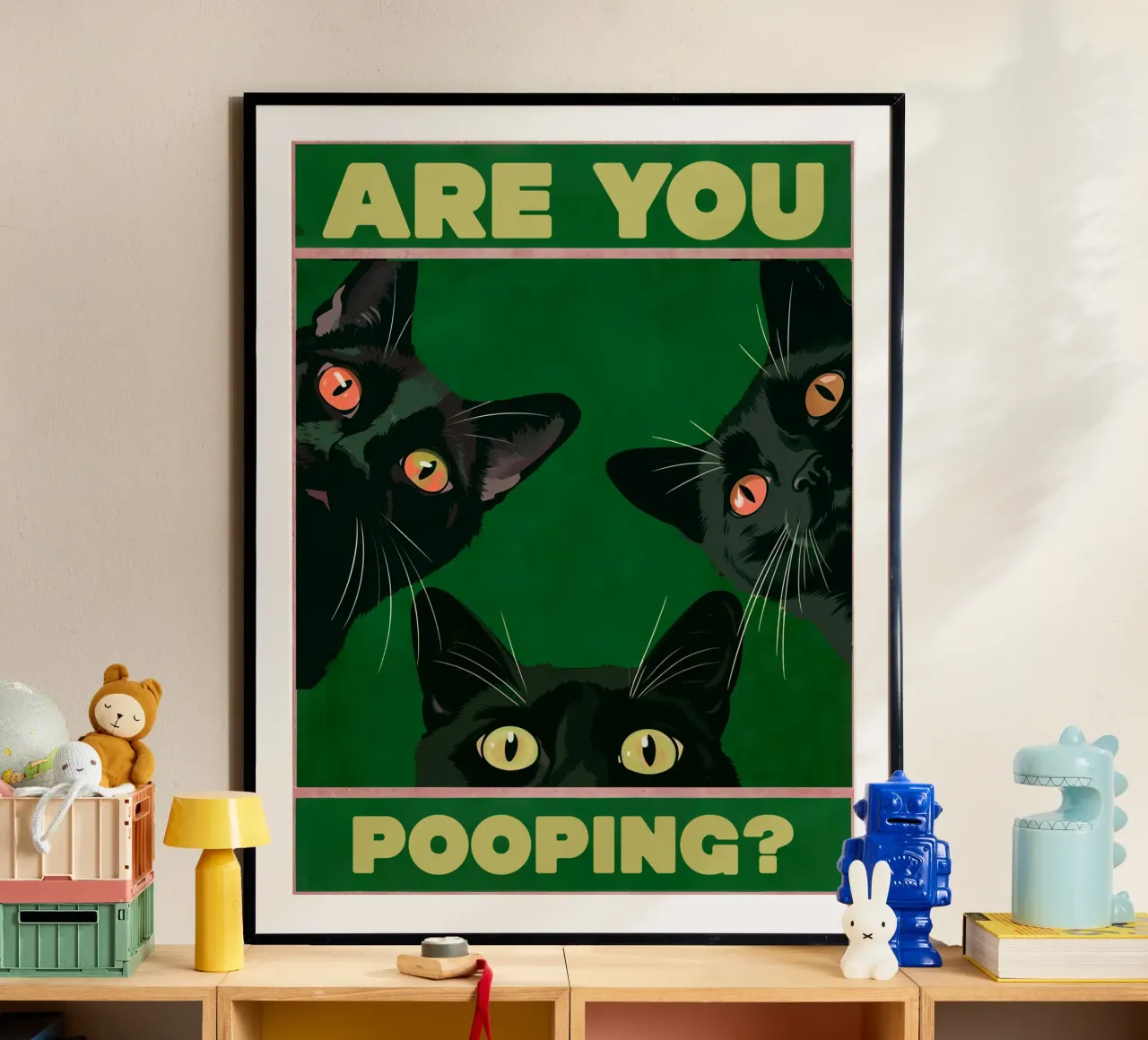 Stai facendo la cacca? Gatti neri che sbirciano Bagno divertente poster con telaio in legno da Peaches Art Prints