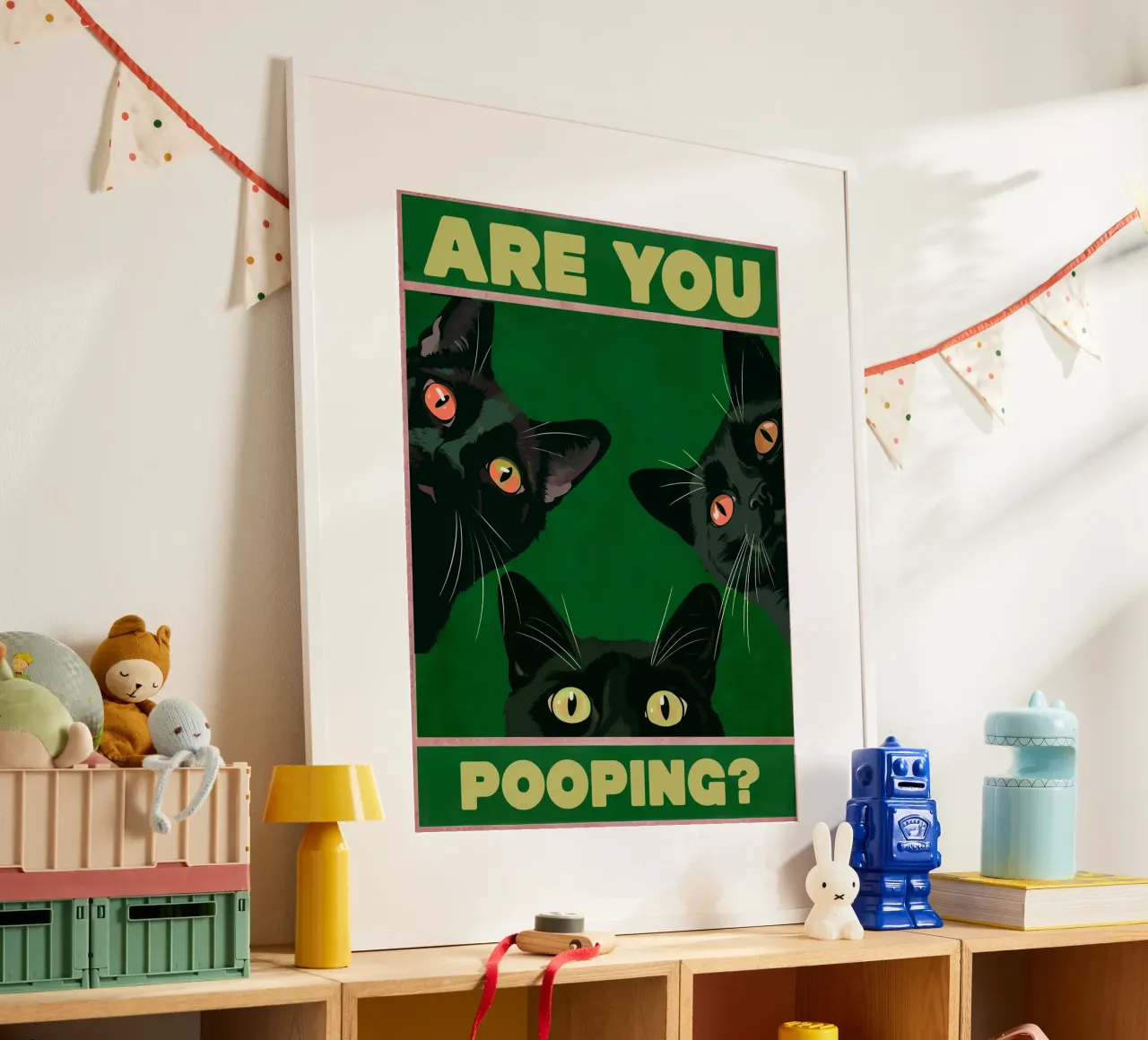 Stai facendo la cacca? Gatti neri che sbirciano Bagno divertente poster con telaio in legno da Peaches Art Prints
