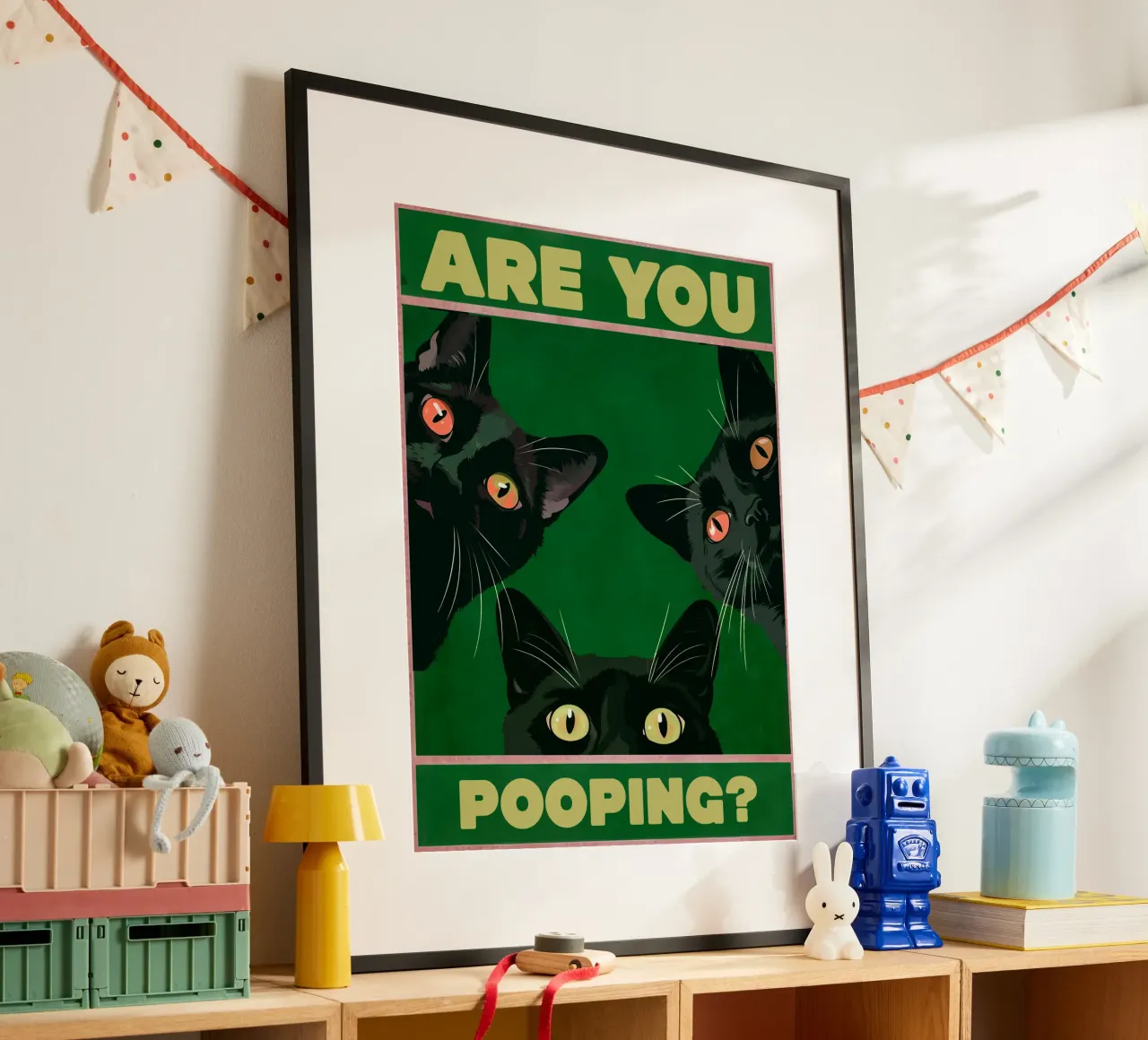 Stai facendo la cacca? Gatti neri che sbirciano Bagno divertente poster con telaio in legno da Peaches Art Prints