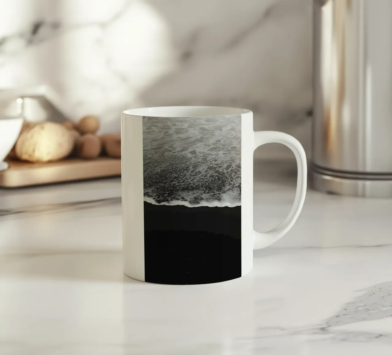 Onde della spiaggia di sabbia nera tazza in ceramica da Matthew Katz