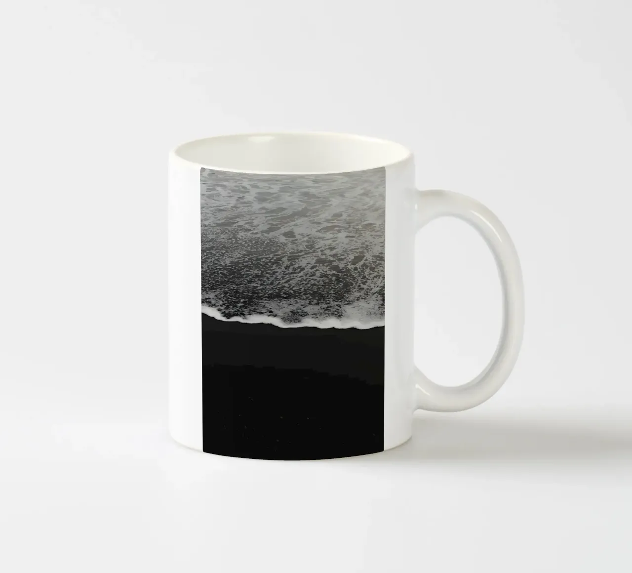 Onde della spiaggia di sabbia nera tazza in ceramica da Matthew Katz