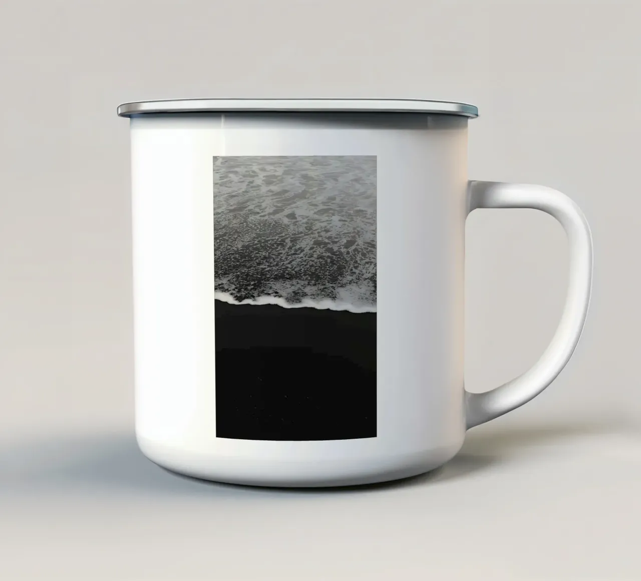 Onde della spiaggia di sabbia nera tazza in smalto da Matthew Katz
