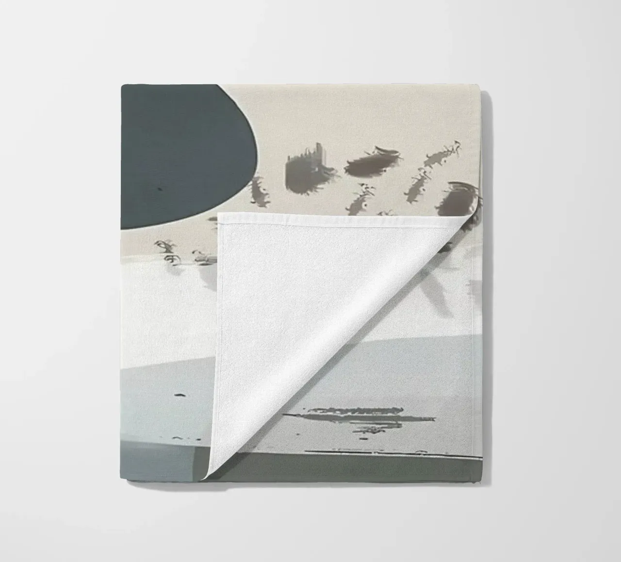 Mitte des Jahrhunderts 66 Strandtuch von Aiden Garcia