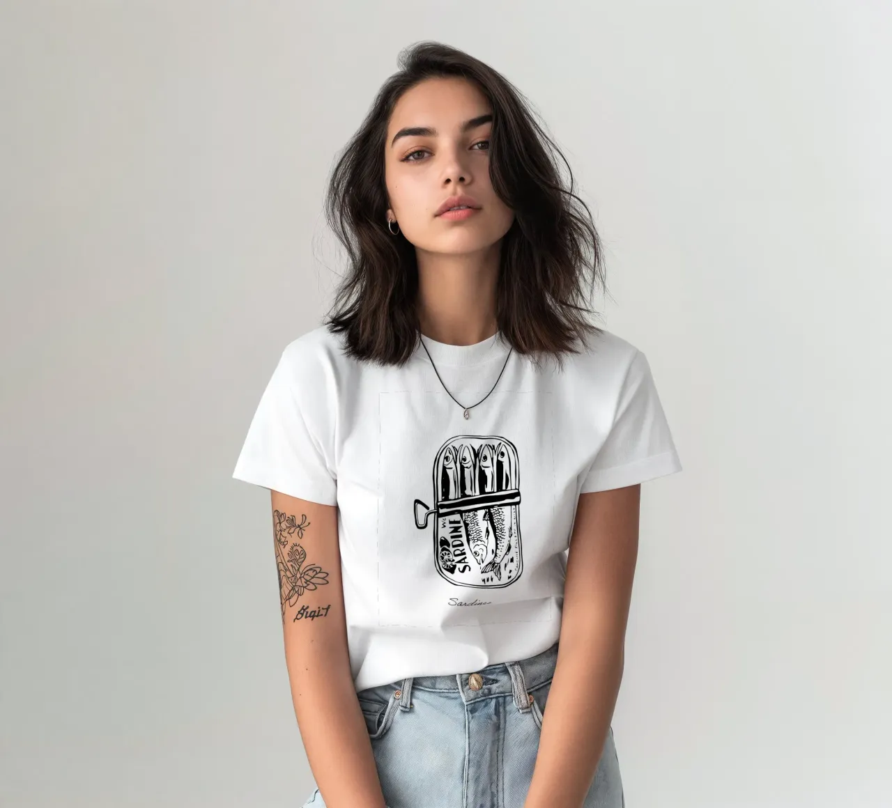 Sardine in scatola, disegno in bianco e nero t-shirt da Peaches Art Prints