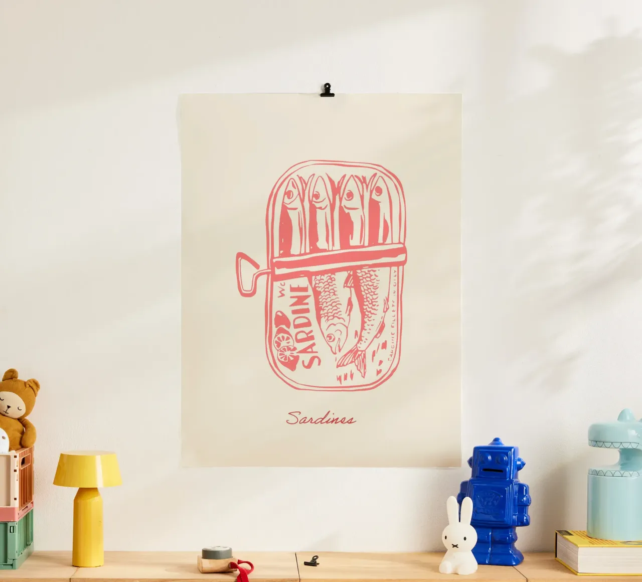 Sardine in scatola, Disegno Rosa poster con telaio in legno da Peaches Art Prints