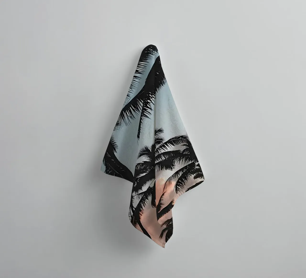 Tramonto sulle palme asciugamano da bagno da Matthew Katz