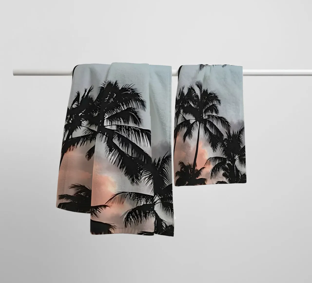 Tramonto sulle palme asciugamano da bagno da Matthew Katz