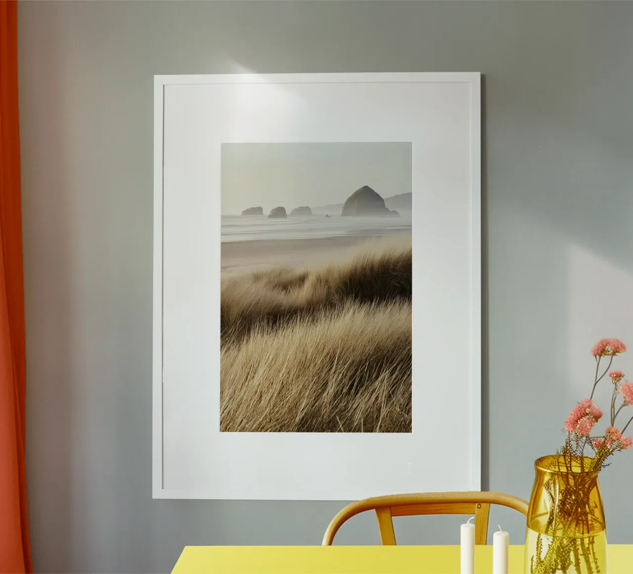 Herbes balayées par le vent et vue sur l'océan poster avec cadre en bois de Indigo Tides Art