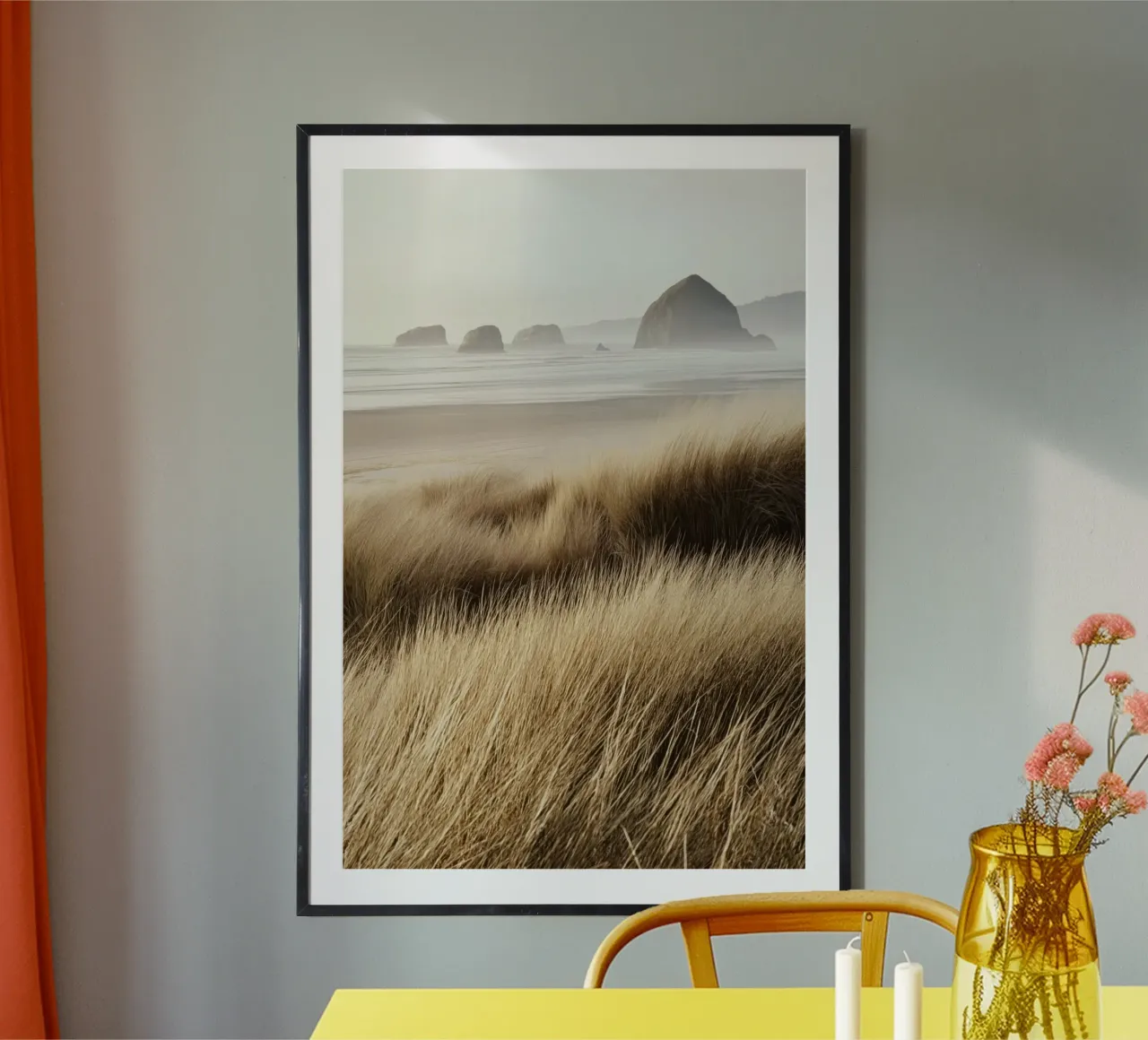 Herbes balayées par le vent et vue sur l'océan poster avec cadre en bois de Indigo Tides Art