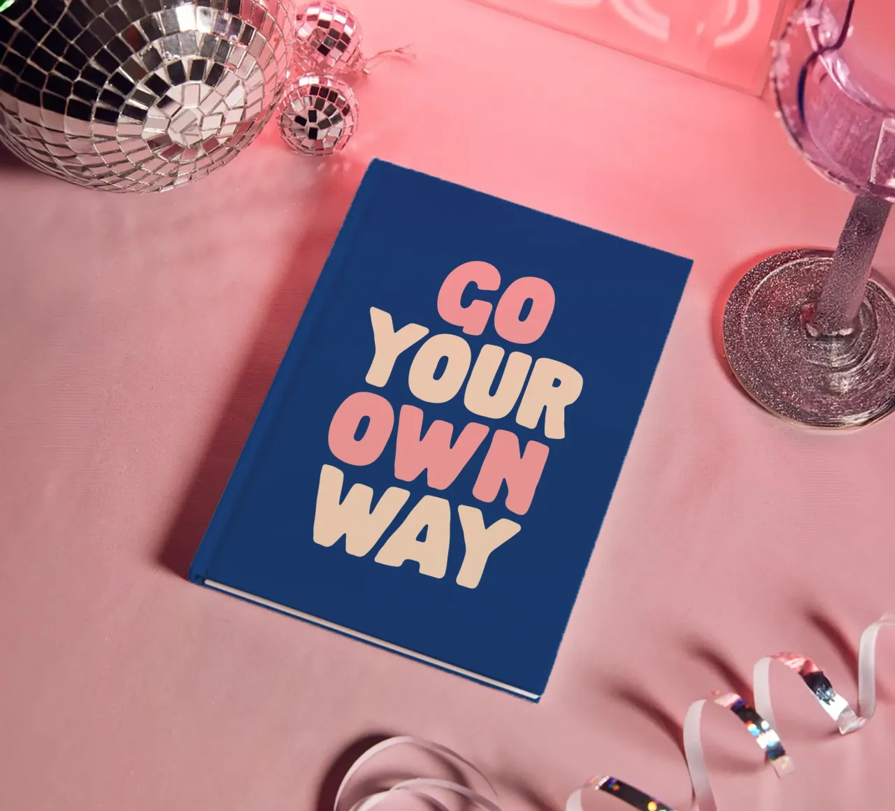 Go Your Own Way Typografie Druck in Rosa Weiß und Blau Notizbuch von THE MOTIVATED TYPE