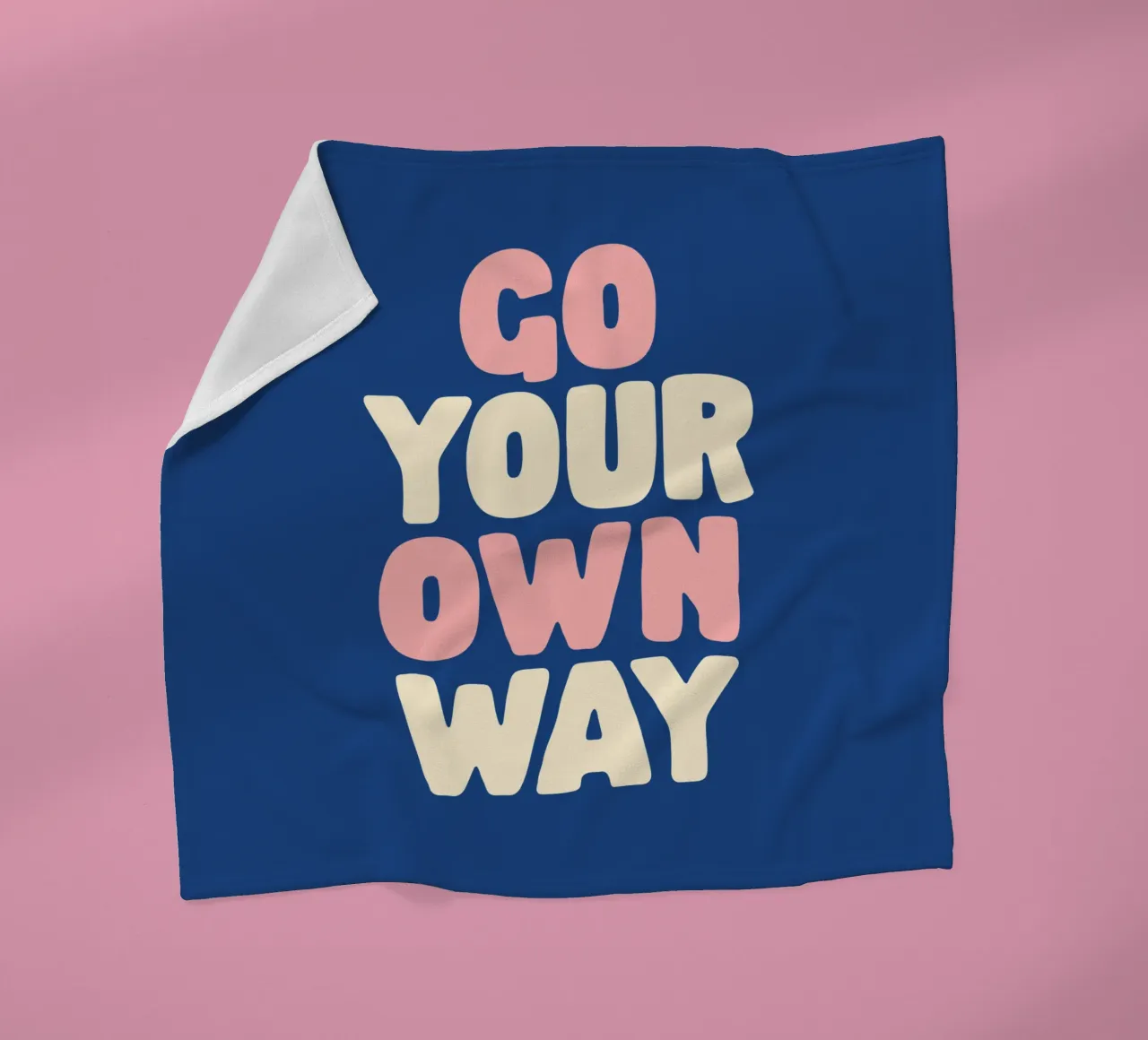 Go Your Own Way Typografie print in roze, wit en blauw fleecedeken van THE MOTIVATED TYPE