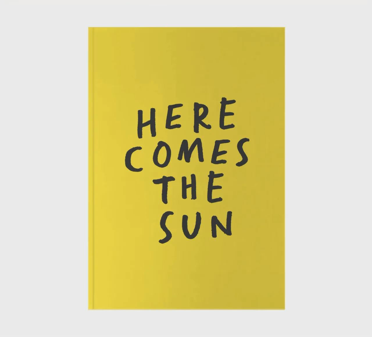 Impression typographique Here Comes the Sun en jaune et noir carnet de notes de THE MOTIVATED TYPE