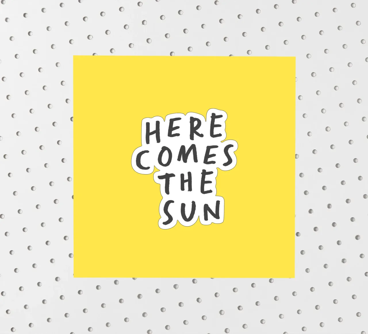 Impression typographique Here Comes the Sun en jaune et noir autocollant de THE MOTIVATED TYPE