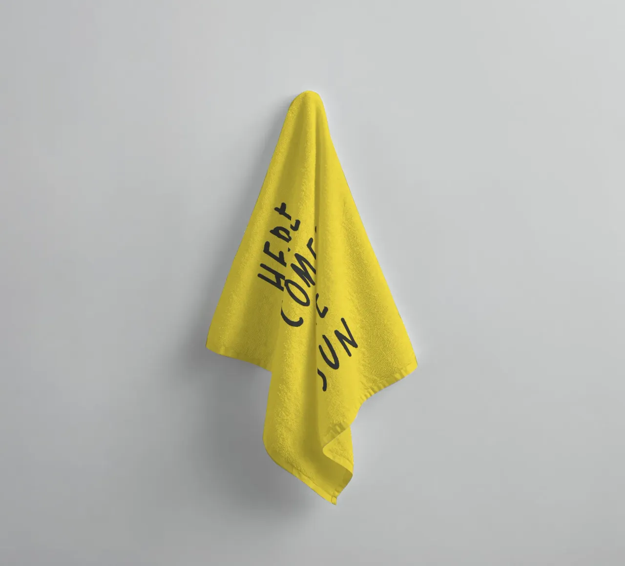 Impression typographique Here Comes the Sun en jaune et noir serviette de bain de THE MOTIVATED TYPE