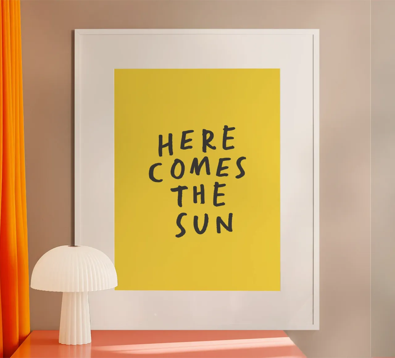 Impression typographique Here Comes the Sun en jaune et noir poster avec cadre en bois de THE MOTIVATED TYPE