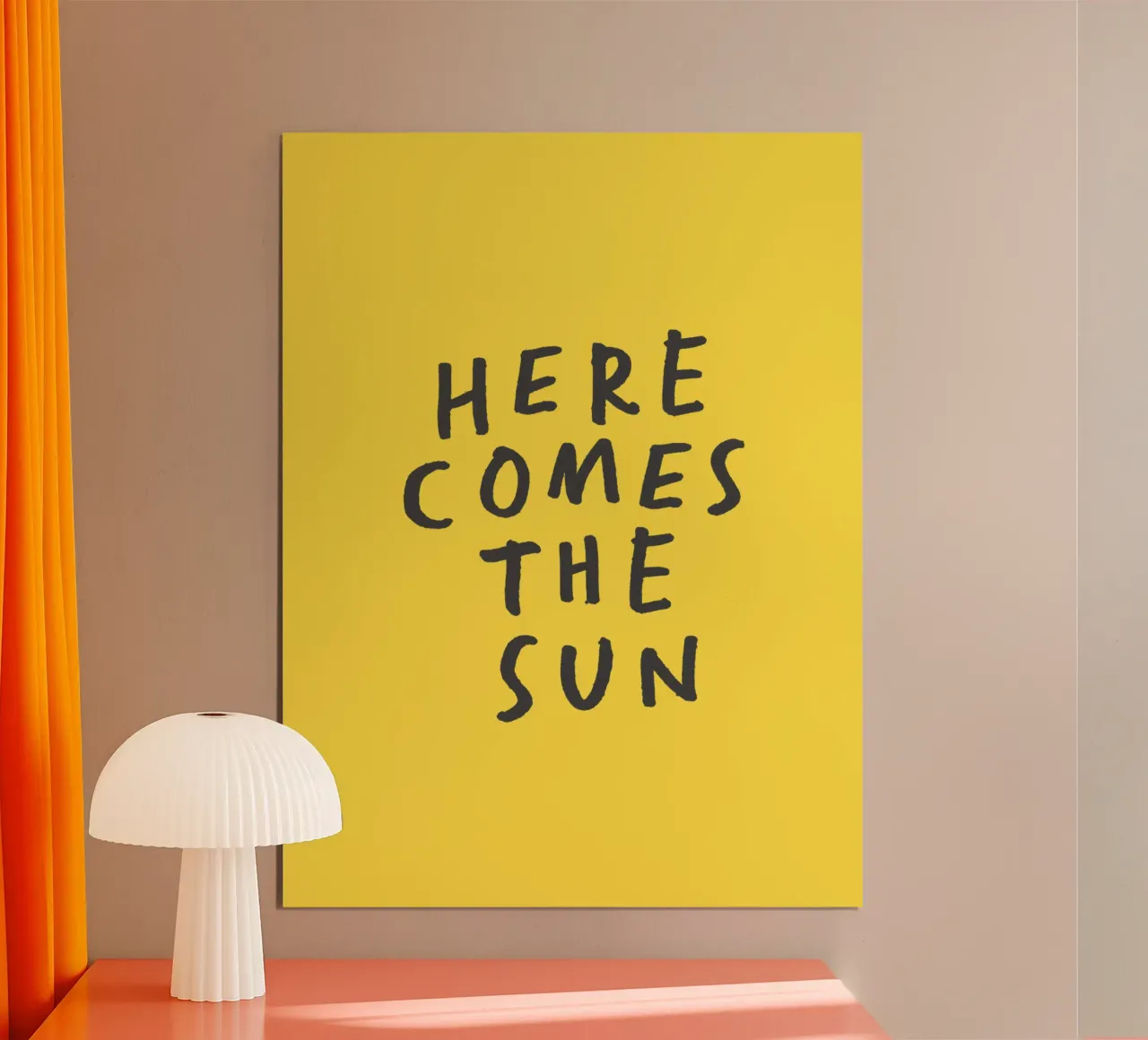 Impression typographique Here Comes the Sun en jaune et noir poster avec cadre en bois de THE MOTIVATED TYPE