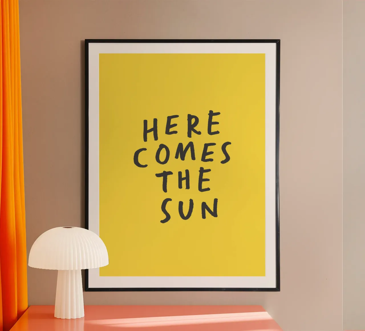 Impression typographique Here Comes the Sun en jaune et noir poster avec cadre en bois de THE MOTIVATED TYPE