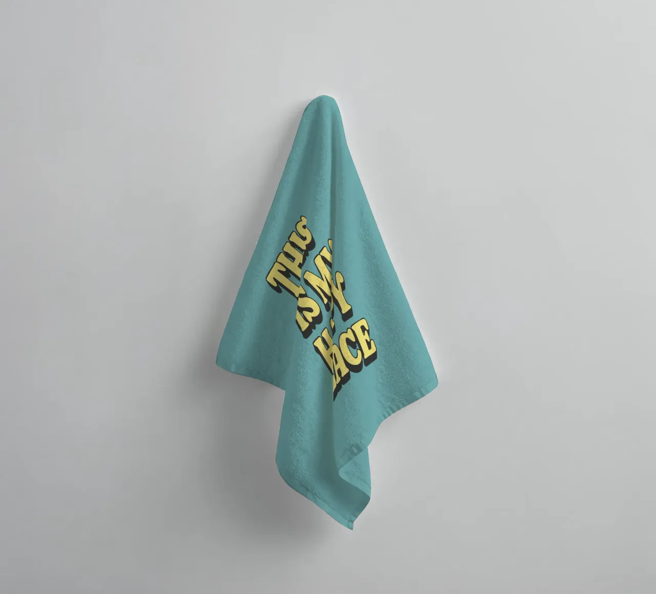 Impression typographique "This is My Happy Place" en jaune, bleu et noir serviette de bain de THE MOTIVATED TYPE