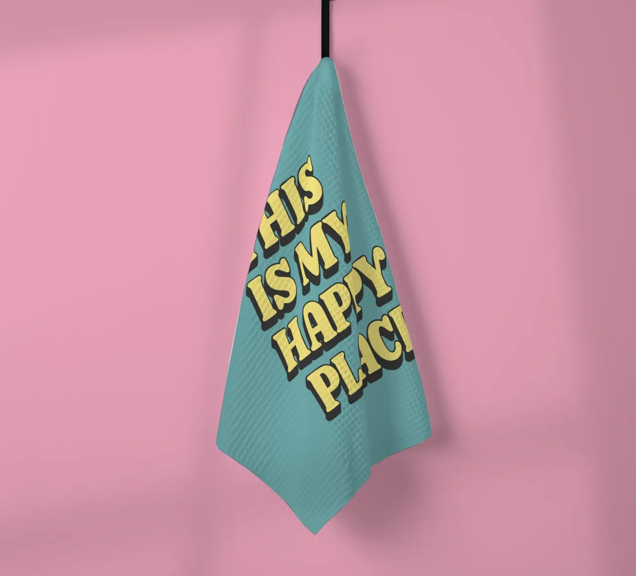 Impression typographique "This is My Happy Place" en jaune, bleu et noir torchon de THE MOTIVATED TYPE