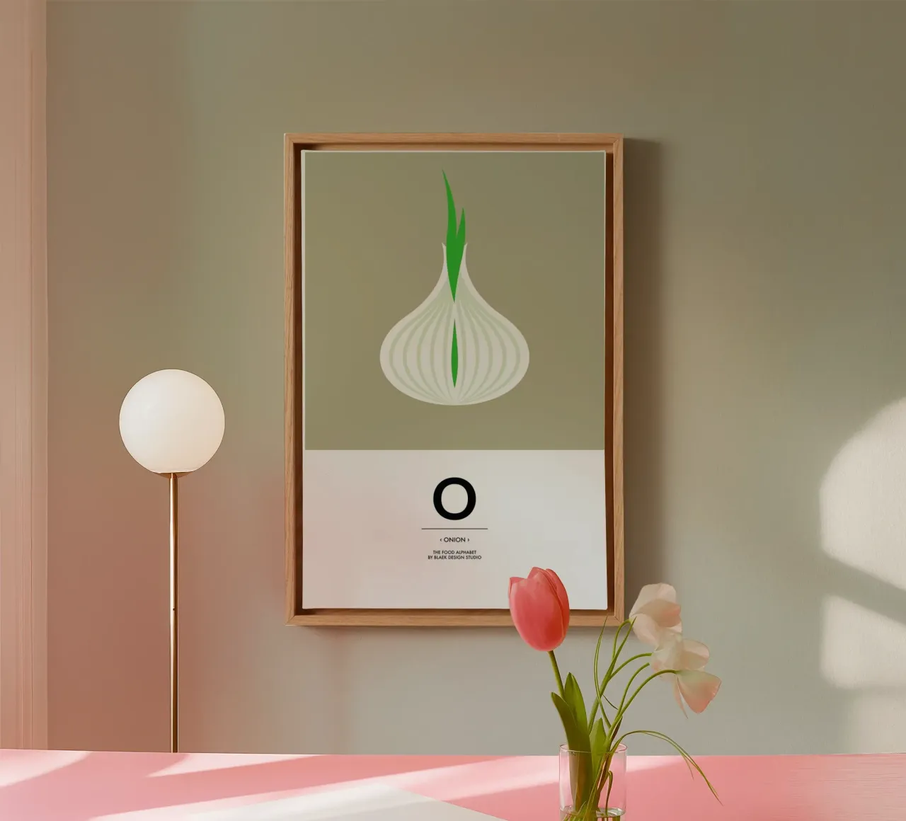 „The Food Alphabet“ - O like Onion tela con Cornice a cassetta da BLAEK Design Studio
