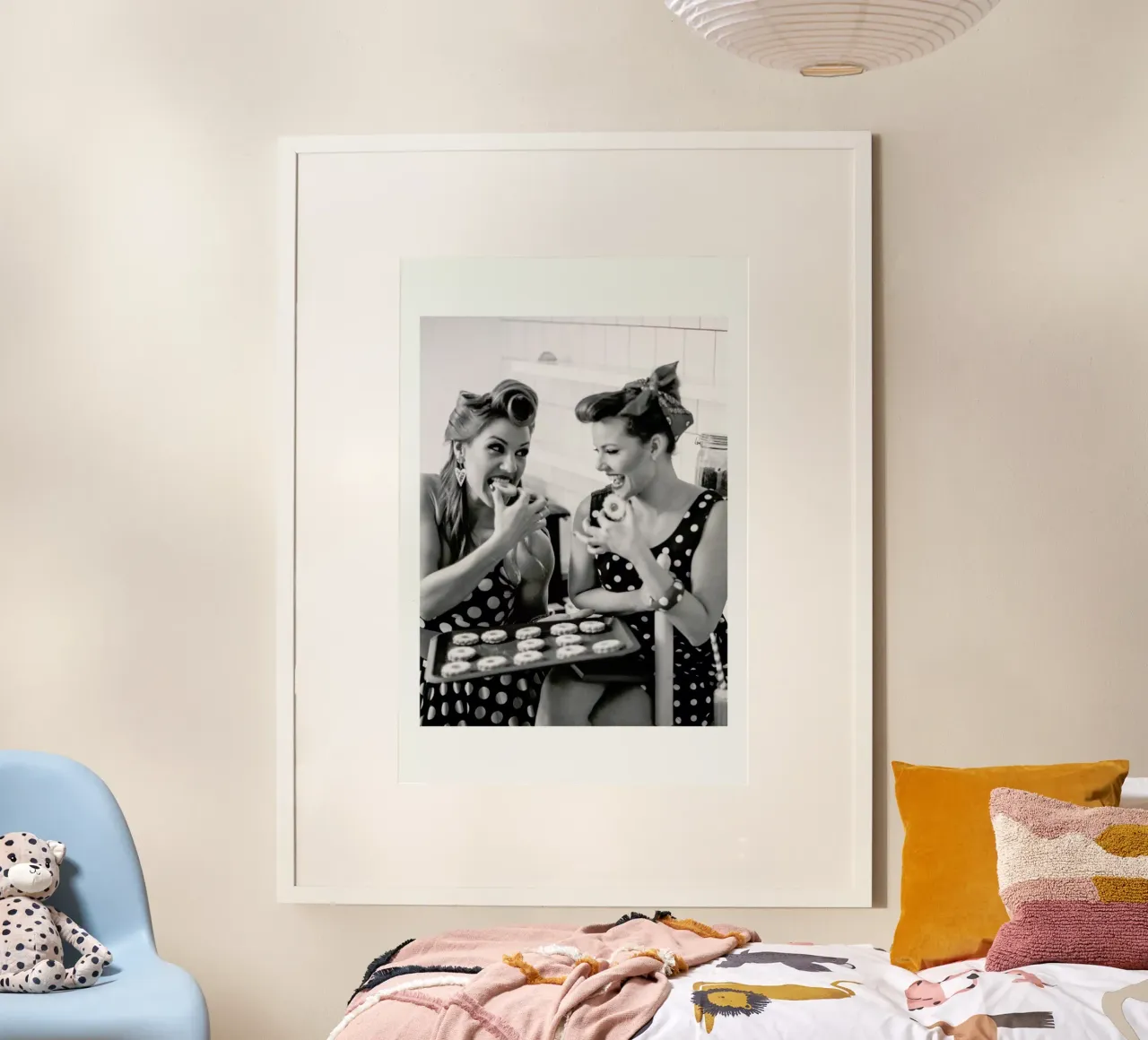 Polka Dots poster con telaio in plastica da Runway Collective