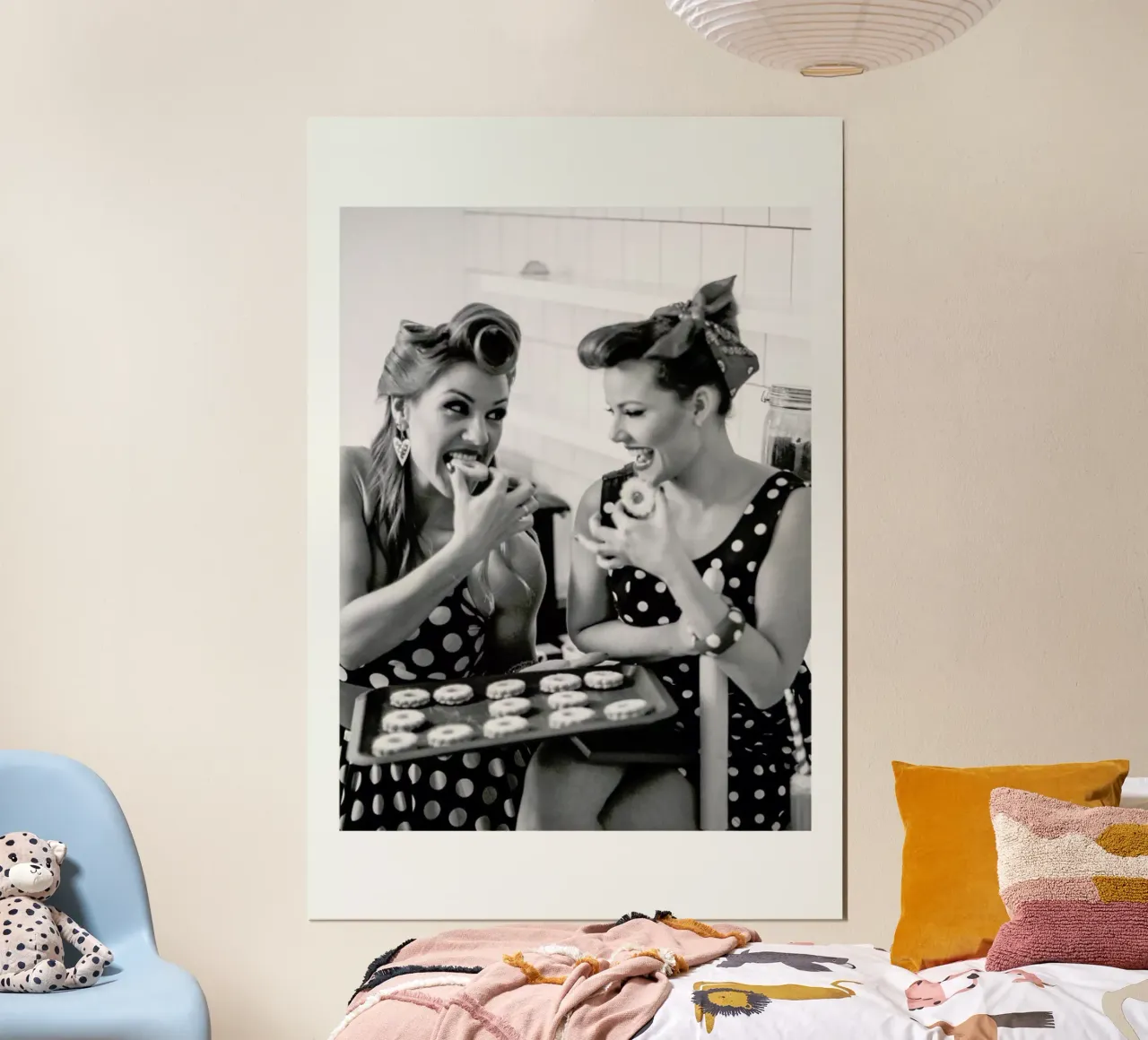 Polka Dots poster con telaio in plastica da Runway Collective