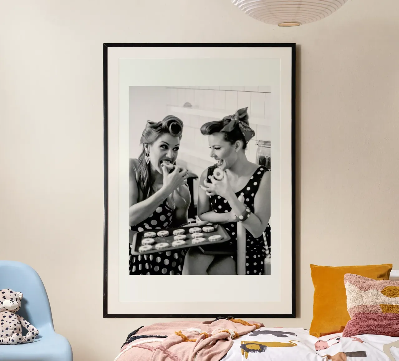 Polka Dots poster con telaio in plastica da Runway Collective