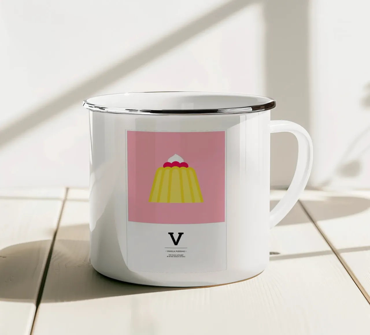 „The Food Alphabet“ - V like Vanilla Pudding tazza in smalto da BLAEK Design Studio