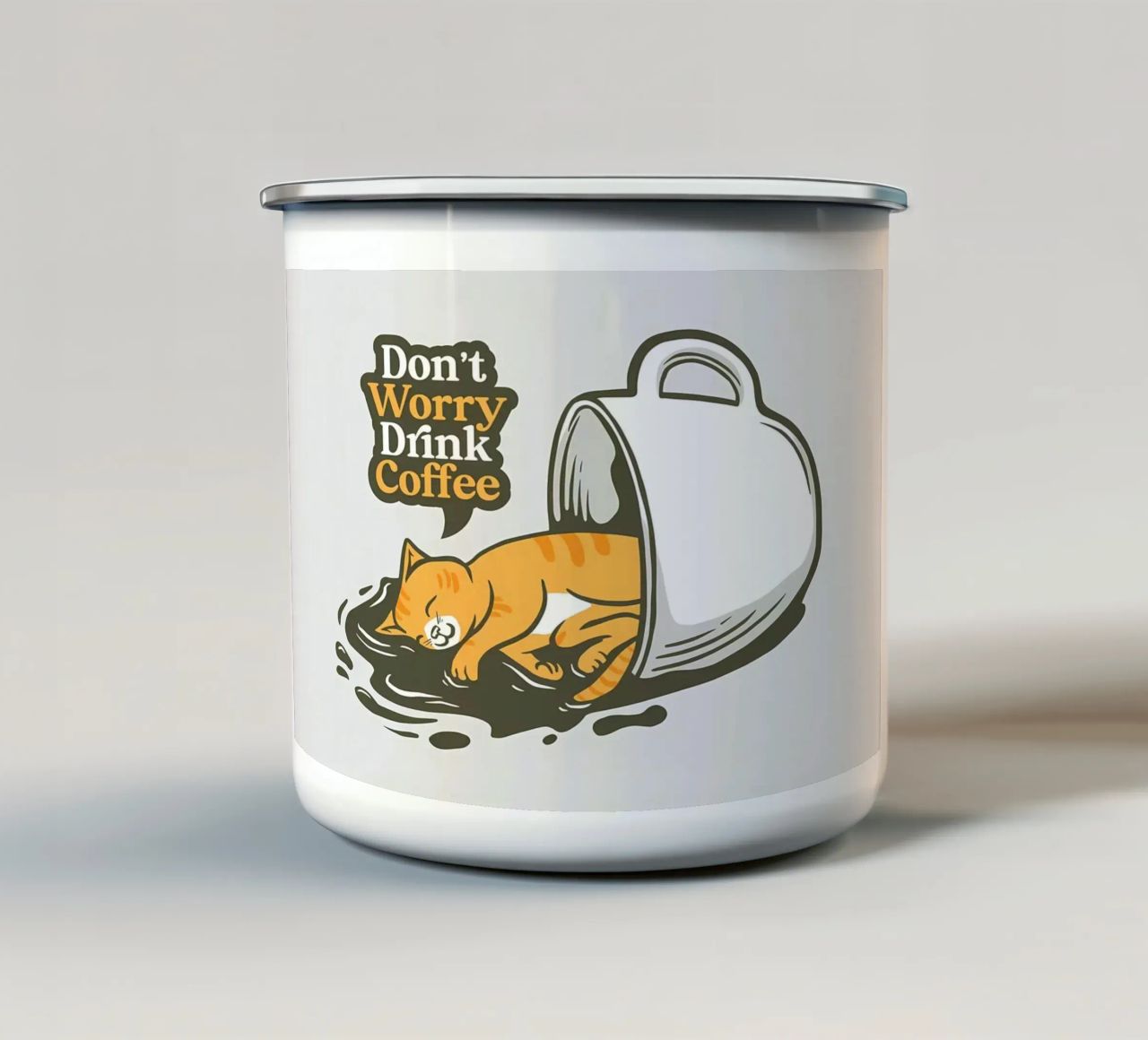 Non preoccupatevi, bevete caffè tazza in smalto da Bartosz Powalka