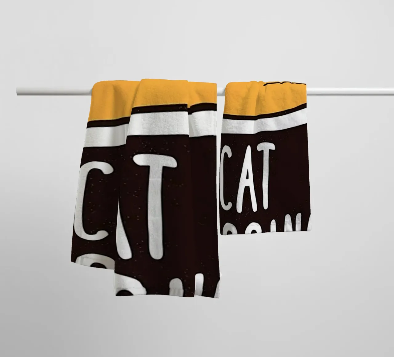 Gatti e caffè Cappuccino asciugamano da bagno da Bartosz Powalka