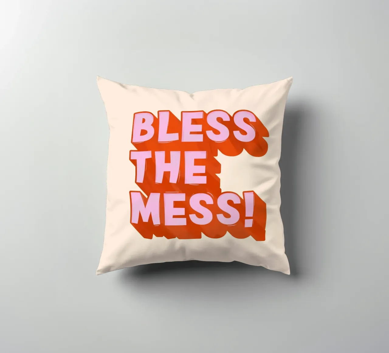 Bless the Mess – Bold Retro Typography Poster cuscino da showmemars