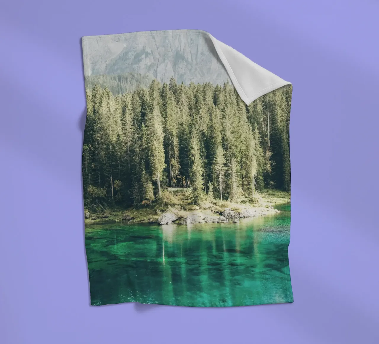 Dolomieten, Italië I Landschapsparadijs van het Lago di Carezza meer fleecedeken van Julie Travel Photography