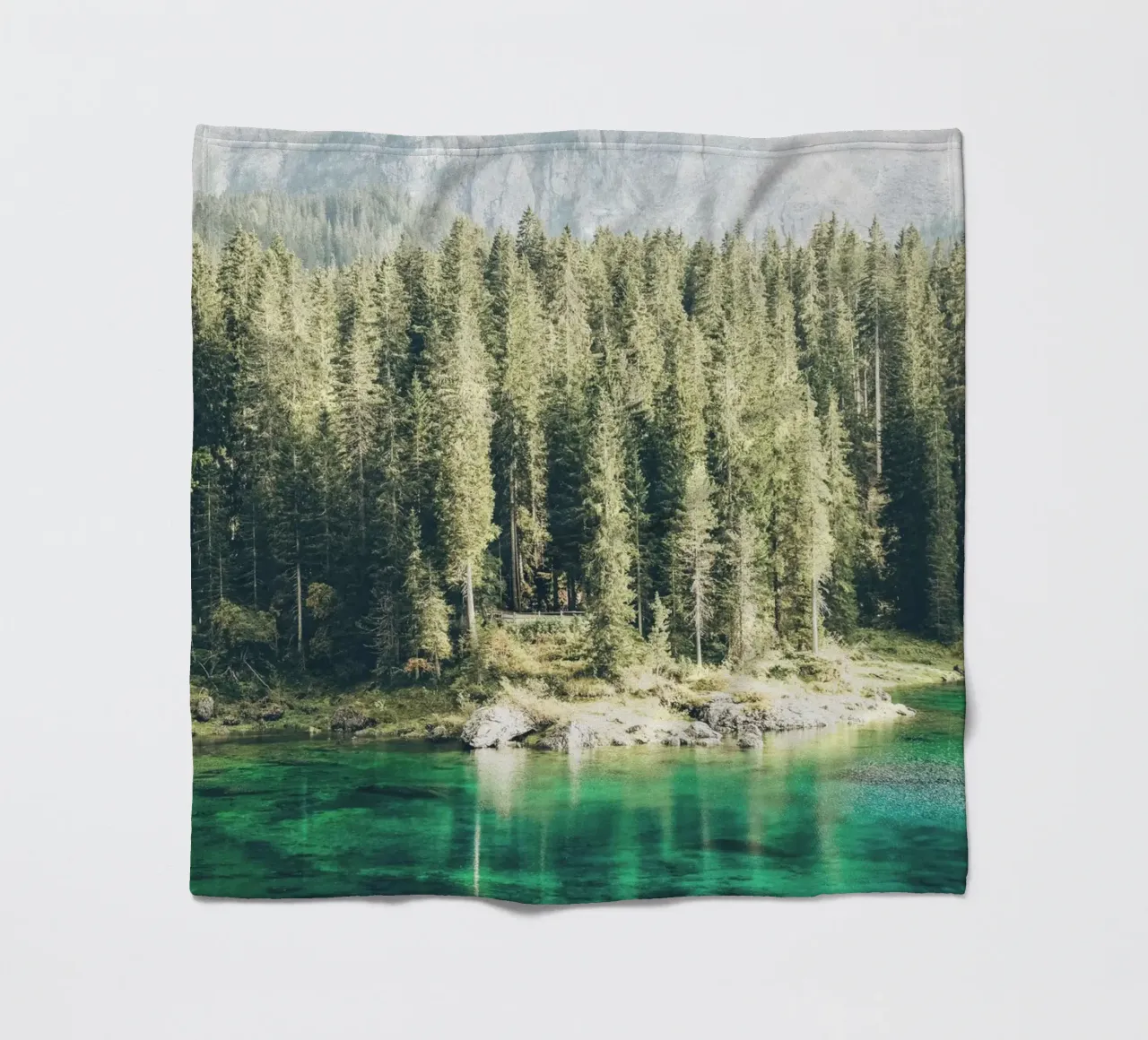 Dolomieten, Italië I Landschapsparadijs van het Lago di Carezza meer fleecedeken van Julie Travel Photography