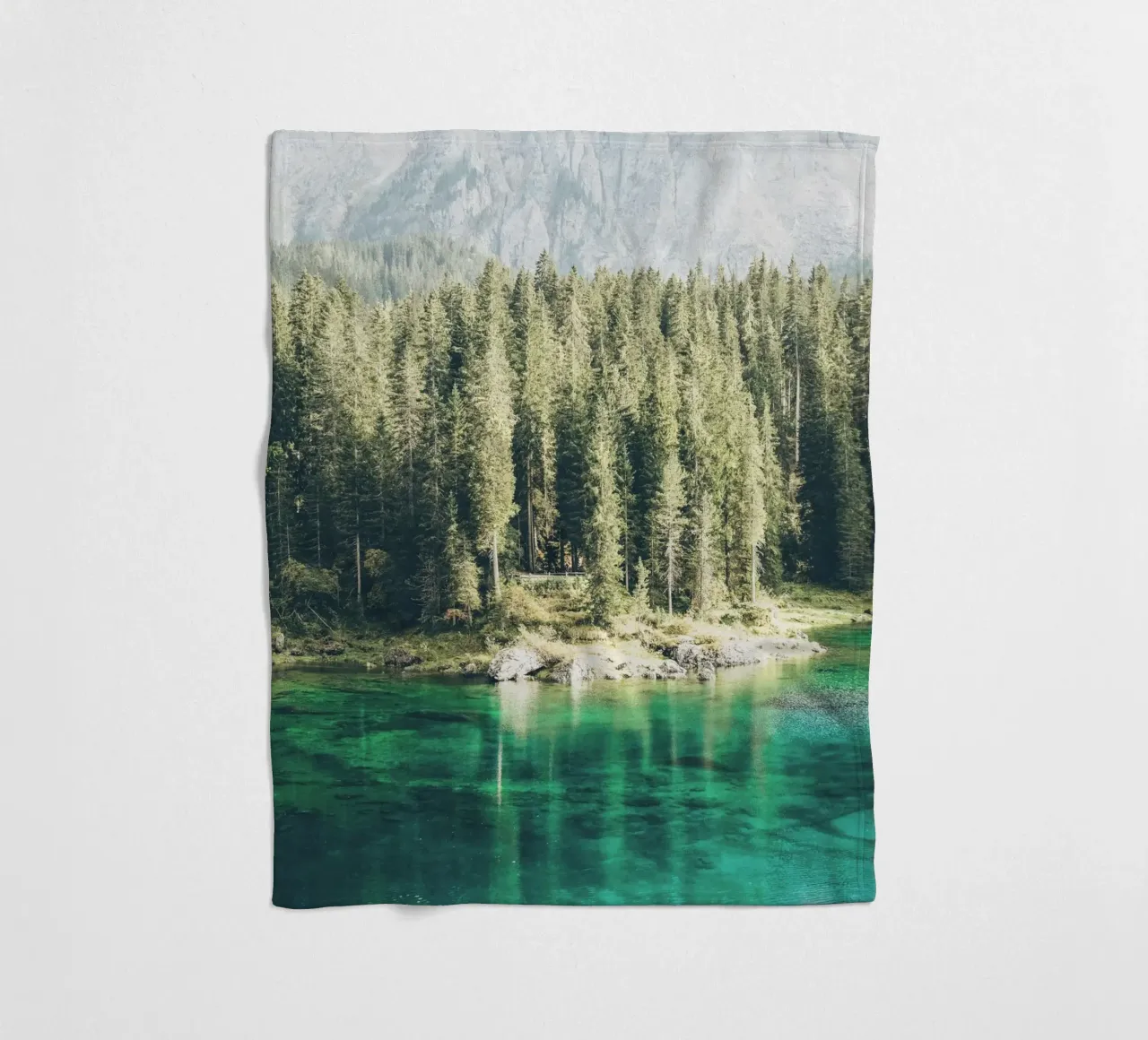 Dolomieten, Italië I Landschapsparadijs van het Lago di Carezza meer fleecedeken van Julie Travel Photography