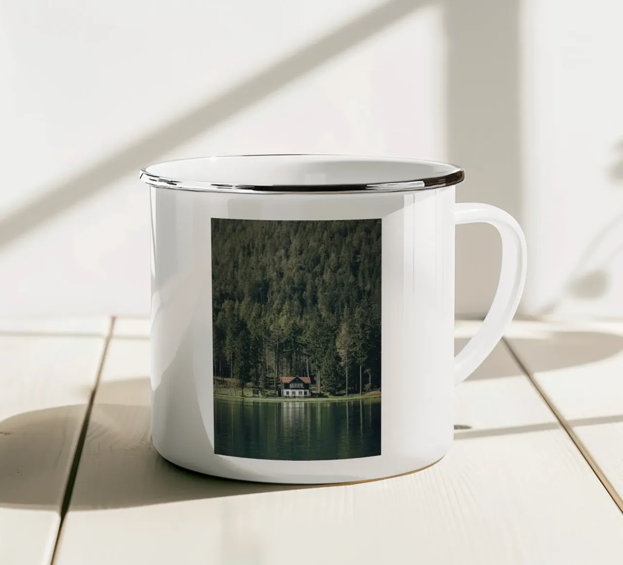 Dolomiti, Italia I Chalet in legno sul lago di Dobbiaco tazza in smalto da Julie Travel Photography