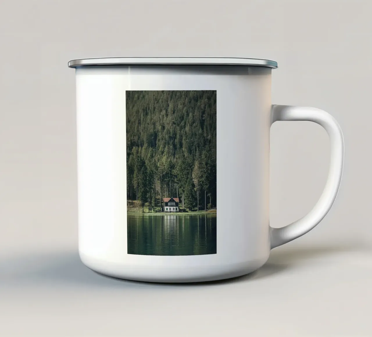 Dolomiti, Italia I Chalet in legno sul lago di Dobbiaco tazza in smalto da Julie Travel Photography