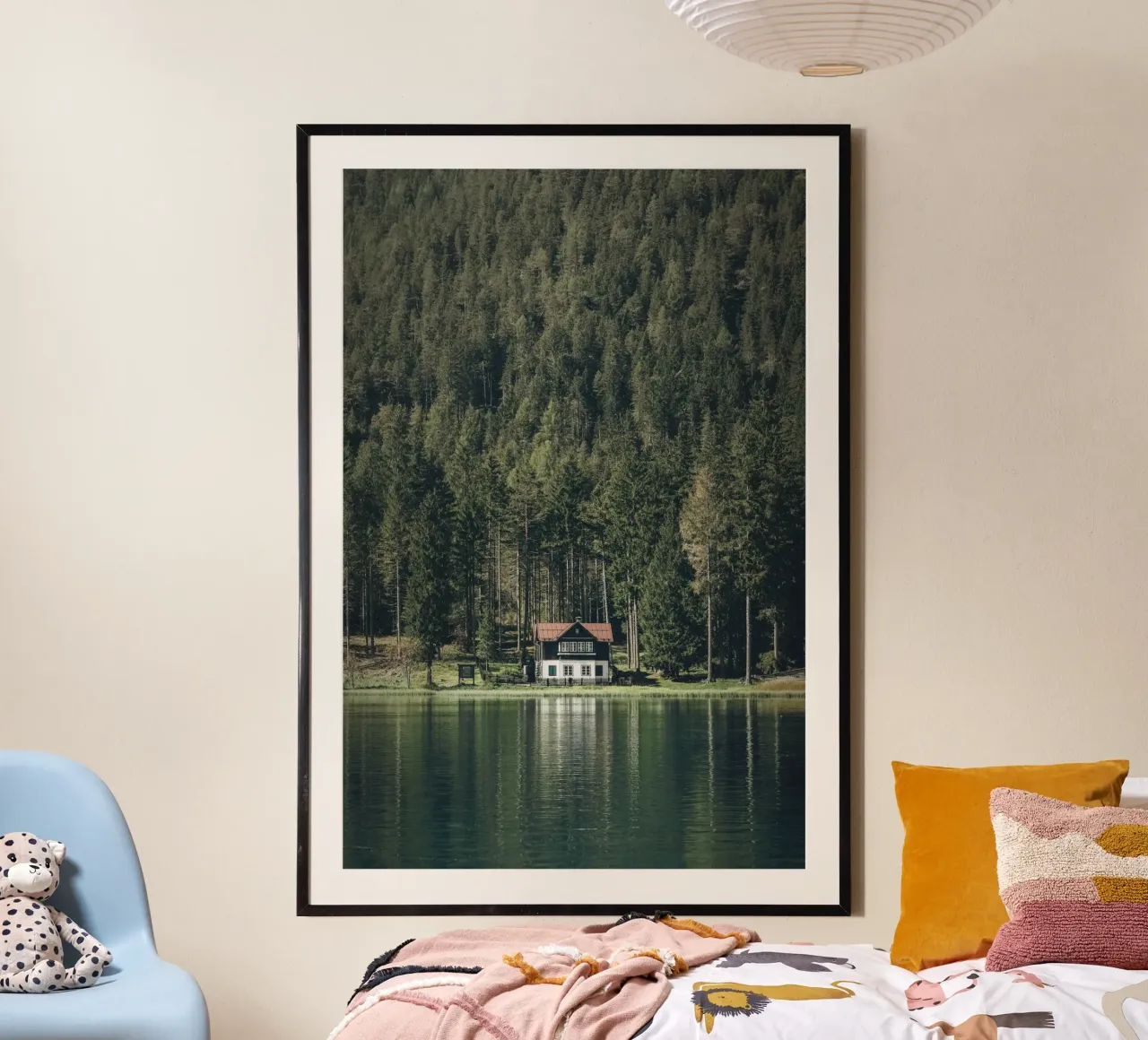 Dolomiti, Italia I Chalet in legno sul lago di Dobbiaco poster da Julie Travel Photography