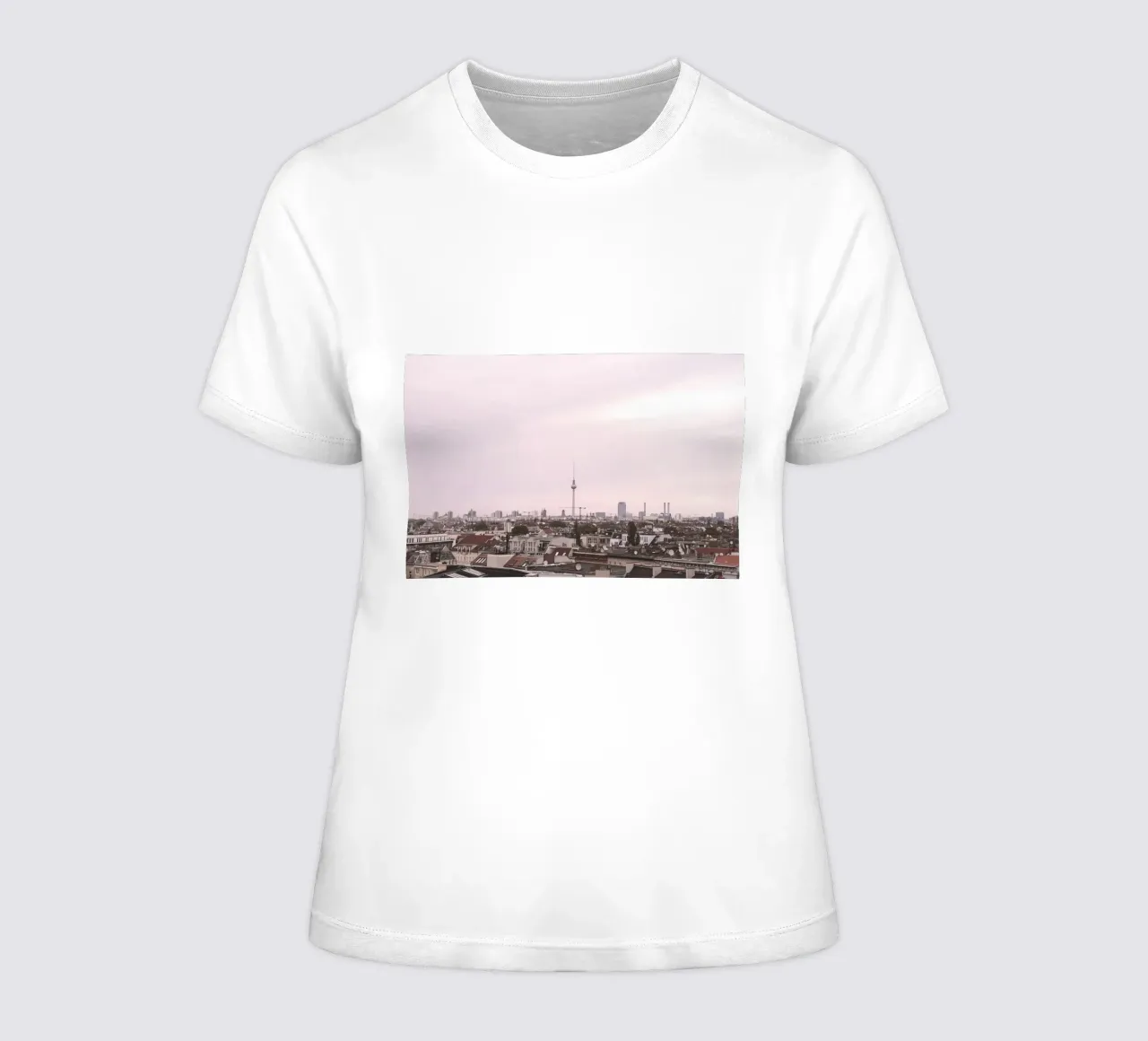 Berlino, Germania I Skyline urbano con la torre Fernsehturm t-shirt da donna da Julie Travel Photography