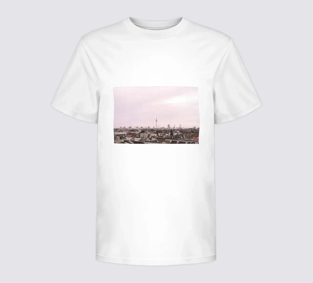 Berlino, Germania I Skyline urbano con la torre Fernsehturm t-shirt bambini da Julie Travel Photography