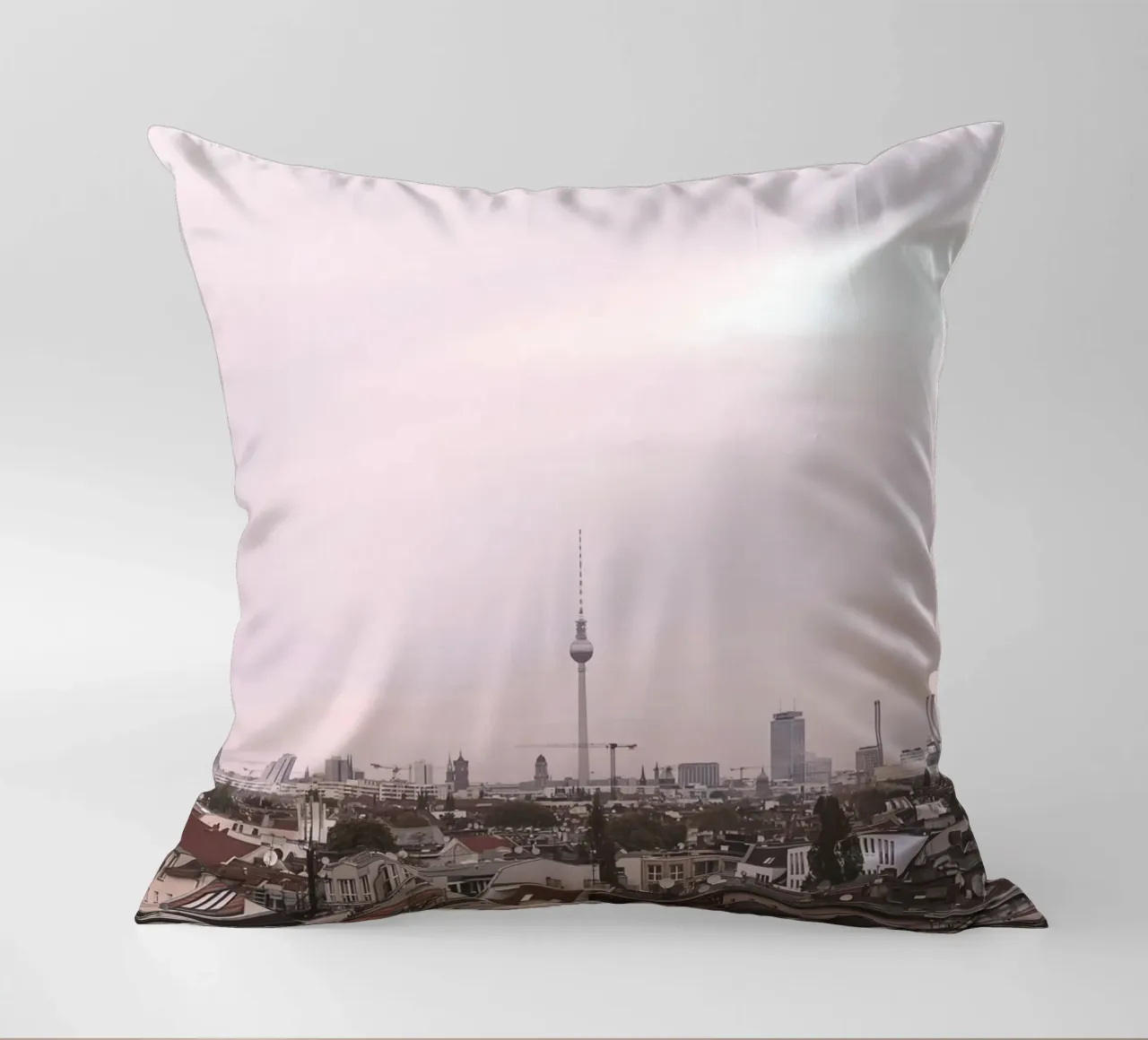 Berlino, Germania I Skyline urbano con la torre Fernsehturm cuscino da Julie Travel Photography