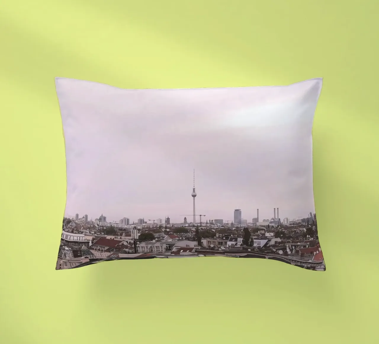 Berlino, Germania I Skyline urbano con la torre Fernsehturm cuscino da Julie Travel Photography