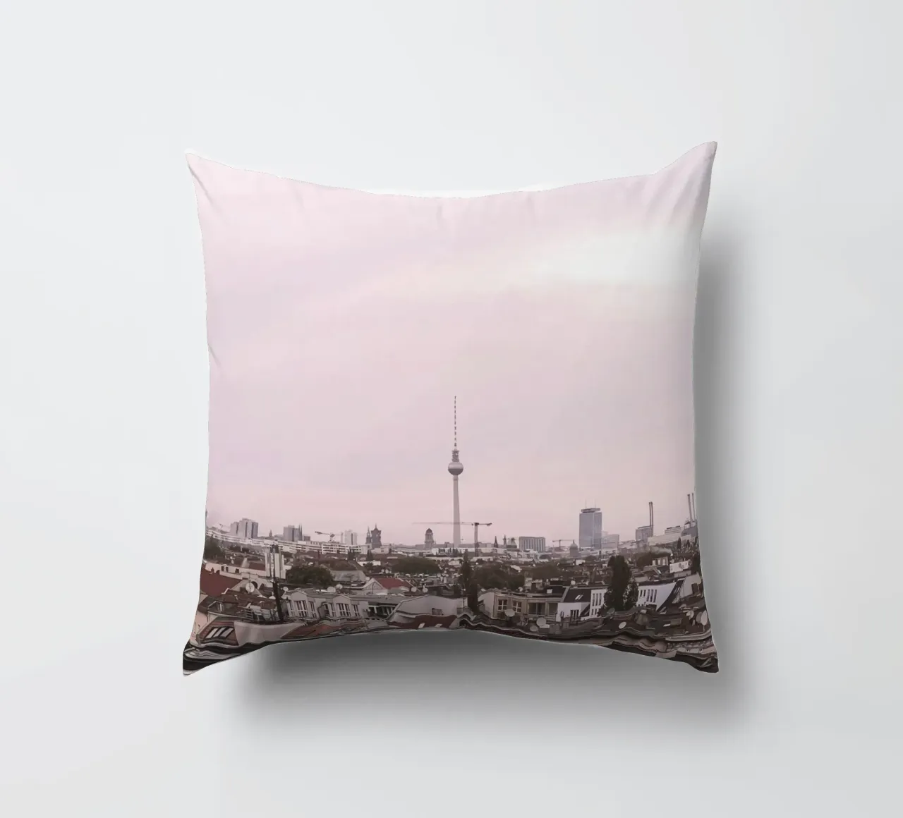 Berlino, Germania I Skyline urbano con la torre Fernsehturm cuscino da Julie Travel Photography