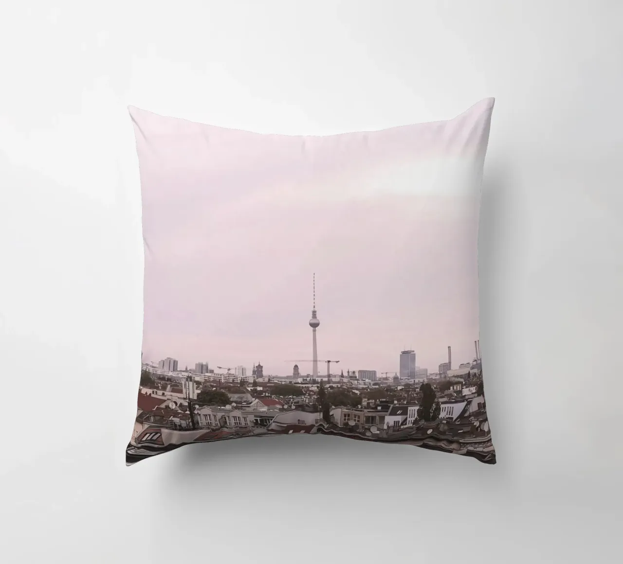 Berlino, Germania I Skyline urbano con la torre Fernsehturm cuscino da Julie Travel Photography