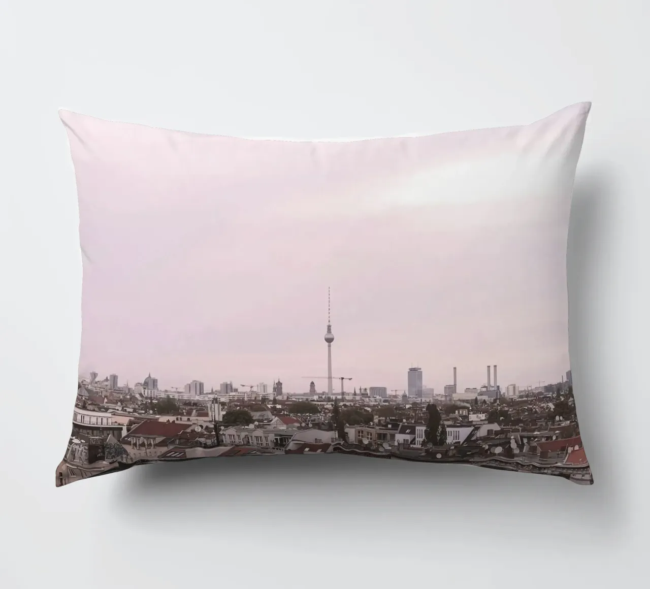 Berlino, Germania I Skyline urbano con la torre Fernsehturm cuscino da Julie Travel Photography
