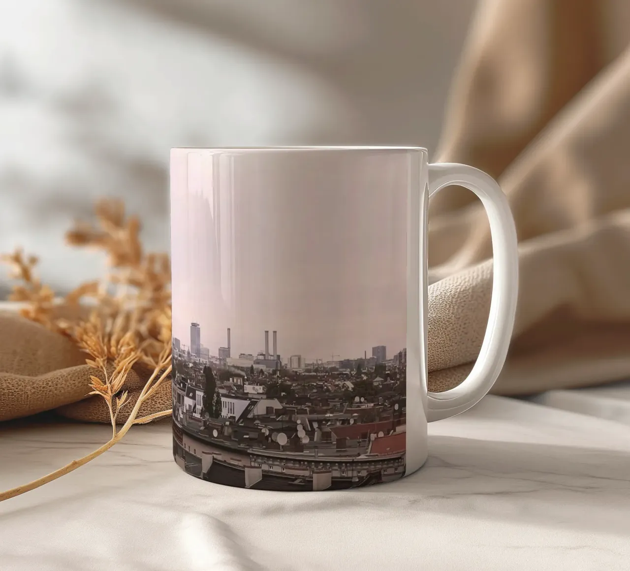 Berlino, Germania I Skyline urbano con la torre Fernsehturm tazza in ceramica da Julie Travel Photography