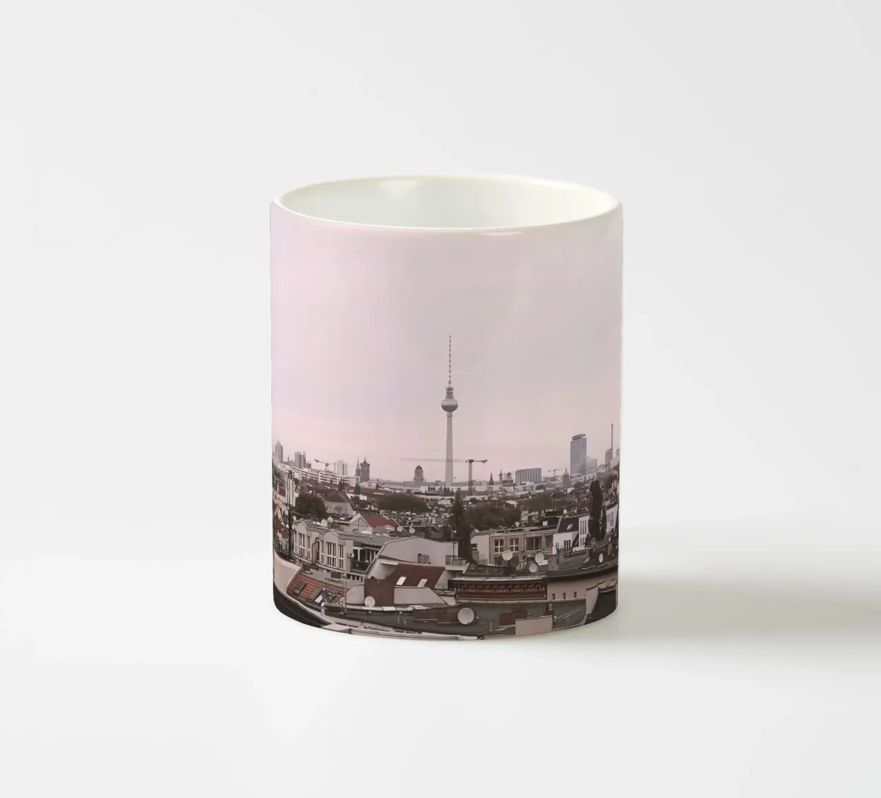 Berlino, Germania I Skyline urbano con la torre Fernsehturm tazza in ceramica da Julie Travel Photography
