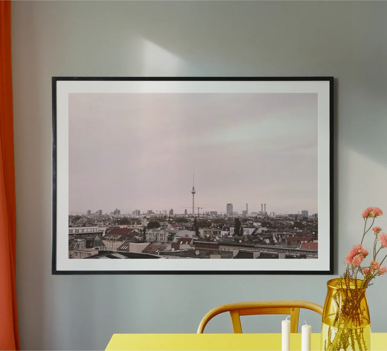 Berlino, Germania I Skyline urbano con la torre Fernsehturm poster con telaio in legno da Julie Travel Photography