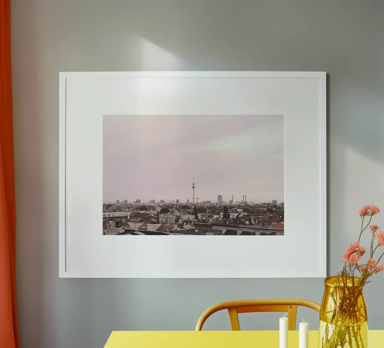 Berlino, Germania I Skyline urbano con la torre Fernsehturm poster con telaio in legno da Julie Travel Photography