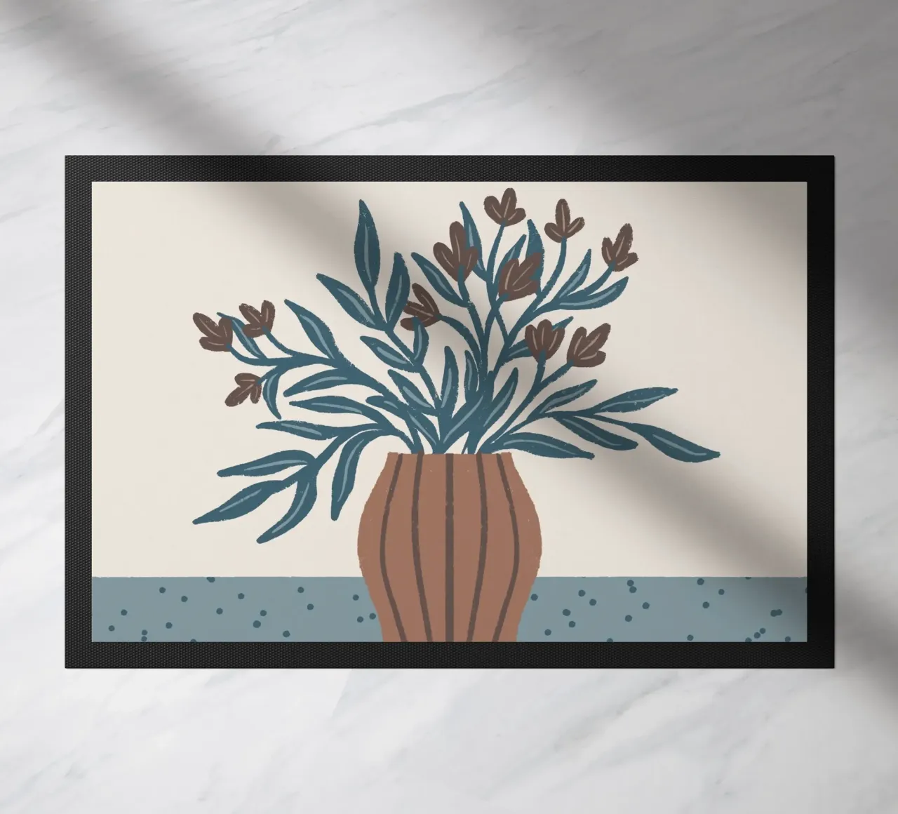 Braune Blumen in einer Vase - Minimalistisches Blumenstillleben Fußmatte von Wackapacka